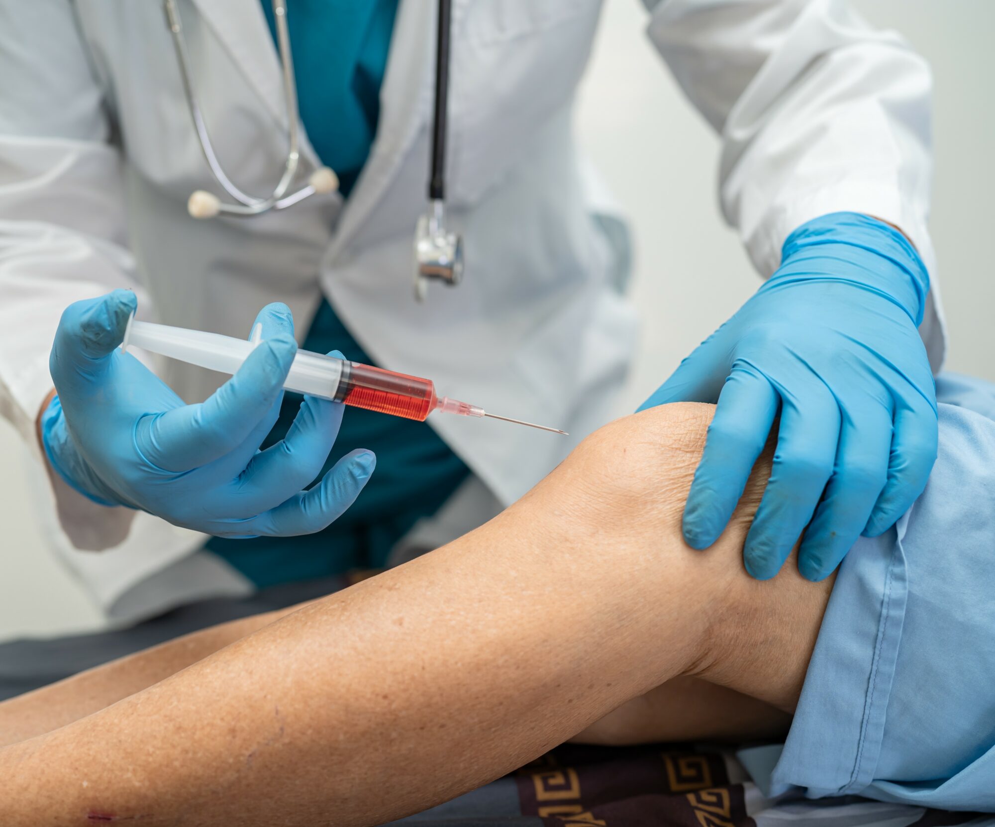 Infiltración de rodilla en Granada. Rehabilitación en Centro Neuromédico.